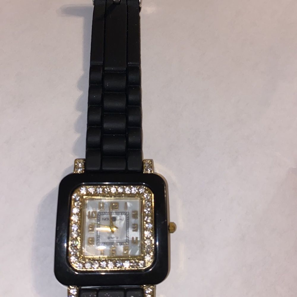 Nouveau Quartz Watch Silicon Band - Picture 2 of 7